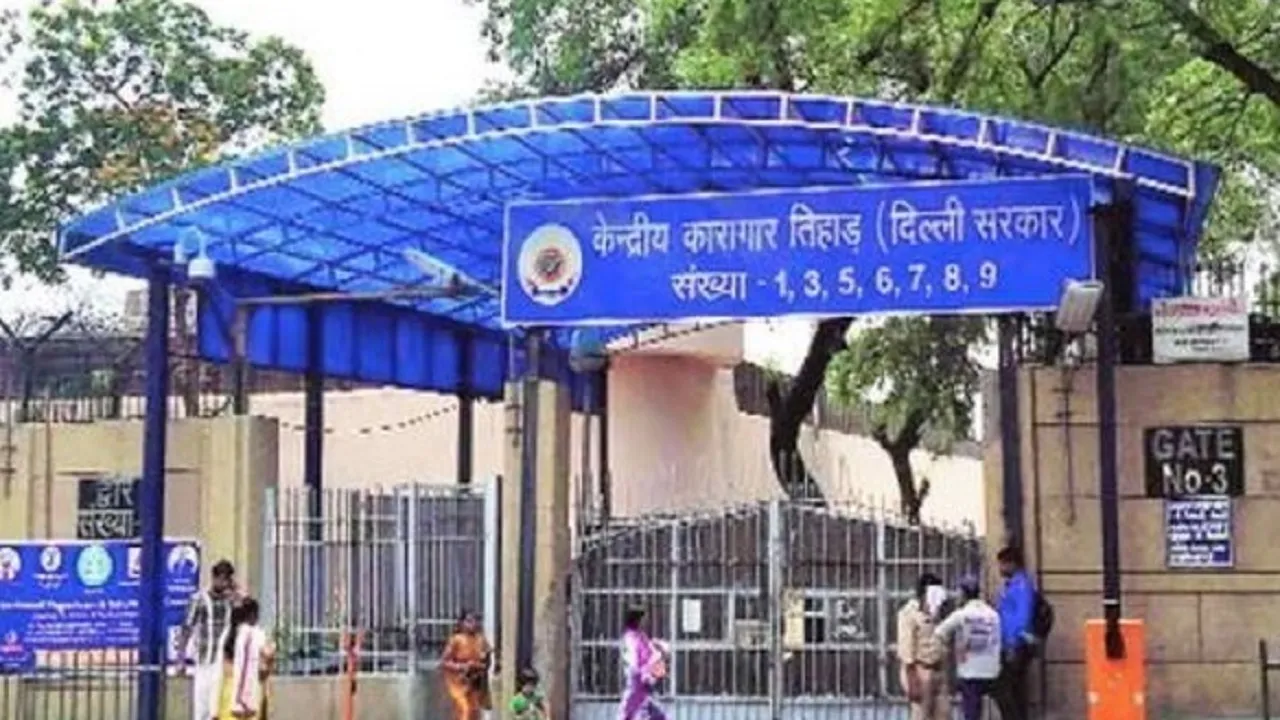 तिहाड़ जेल में कैदी ने की आत्महत्या, टॉयलेट में लगाई फांसी; जानें क्या है मामला