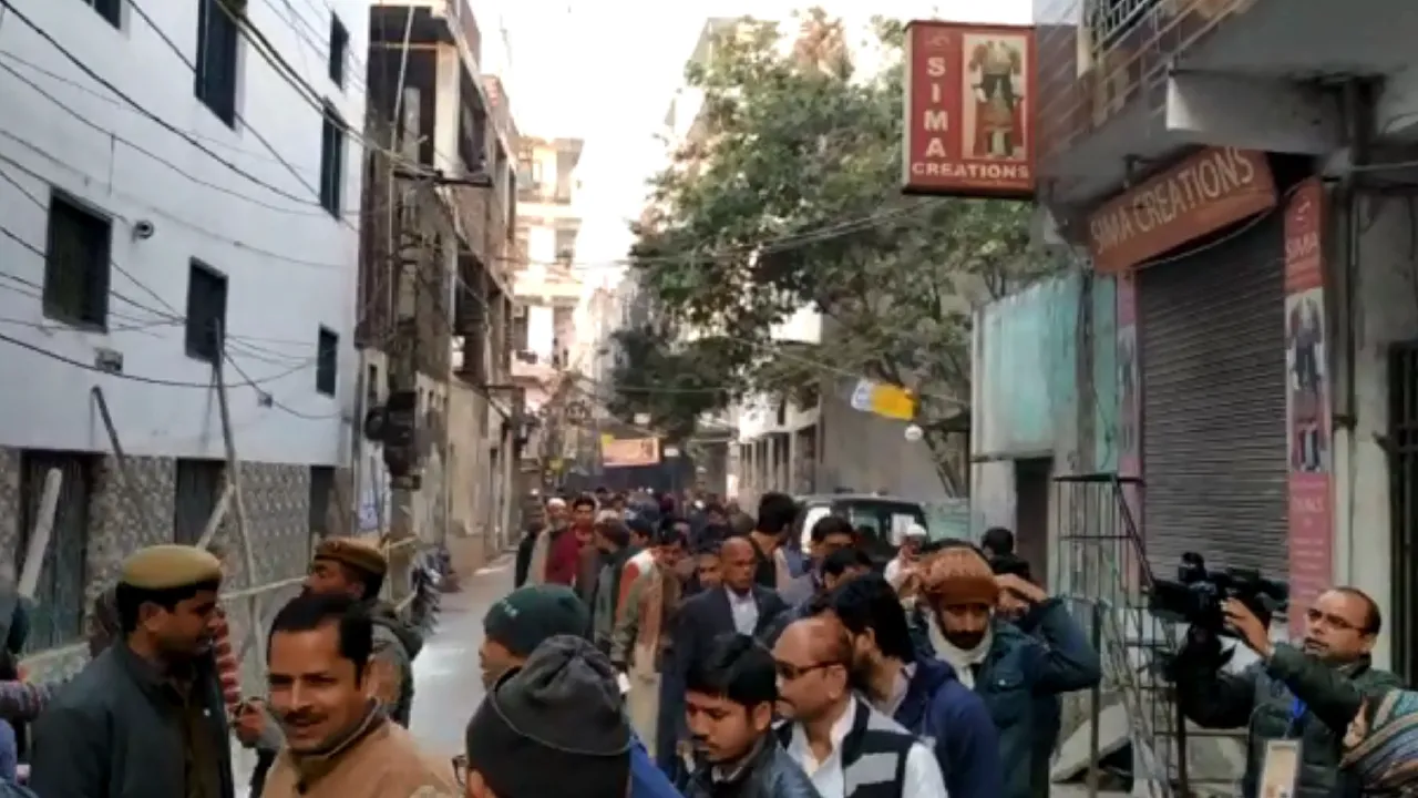 शाहीन बाग दिखा रहा दिल्ली वासियों को मतदान की राह, सुबह से लगी कतारें