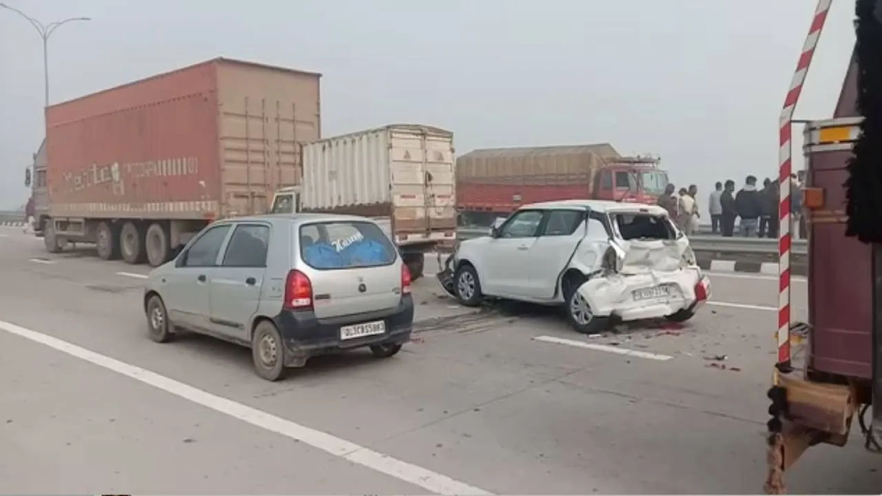 UP: ईस्टर्न पेरिफेरल एक्सप्रेसवे पर बड़ा हादसा, आपस में टकराए दर्जनों वाहन, 20 से ज्यादा लोग घायल