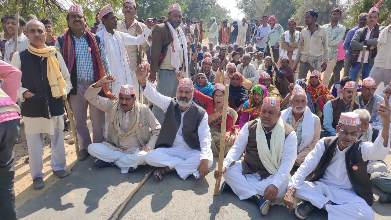 UP में धान खरीद की मांग को लेकर अनशनकारी किसानों ने सड़क जाम किया