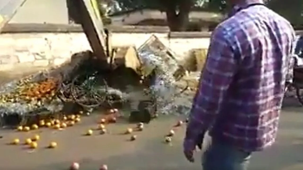 Fact Check:  क्या उत्तर प्रदेश में तोड़ी गई सड़क किनारे खड़ी फल की दुकानें, जानें इस वीडियो की सच्चाई