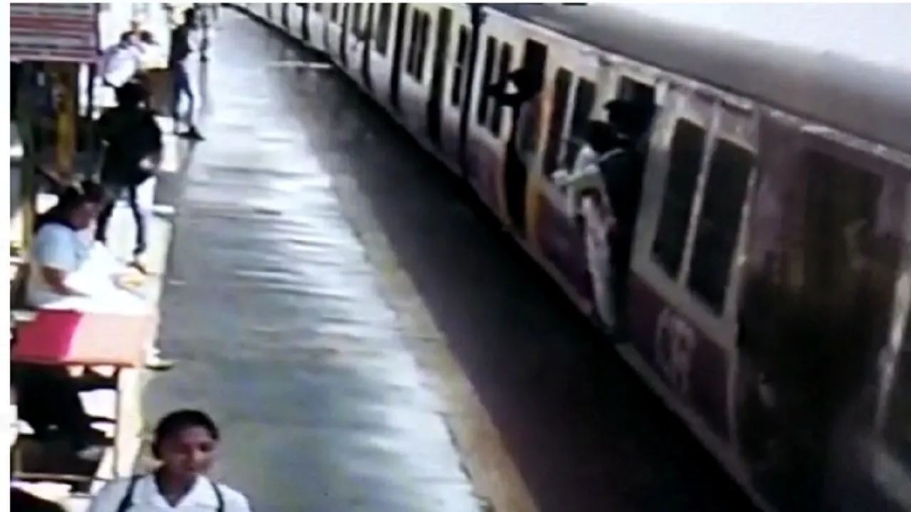 VIDEO: मुंबई लोकल ट्रेन में शख्स ने किया ऐसा जानलेवा स्टंट, देखकर कांप उठेगी रूह