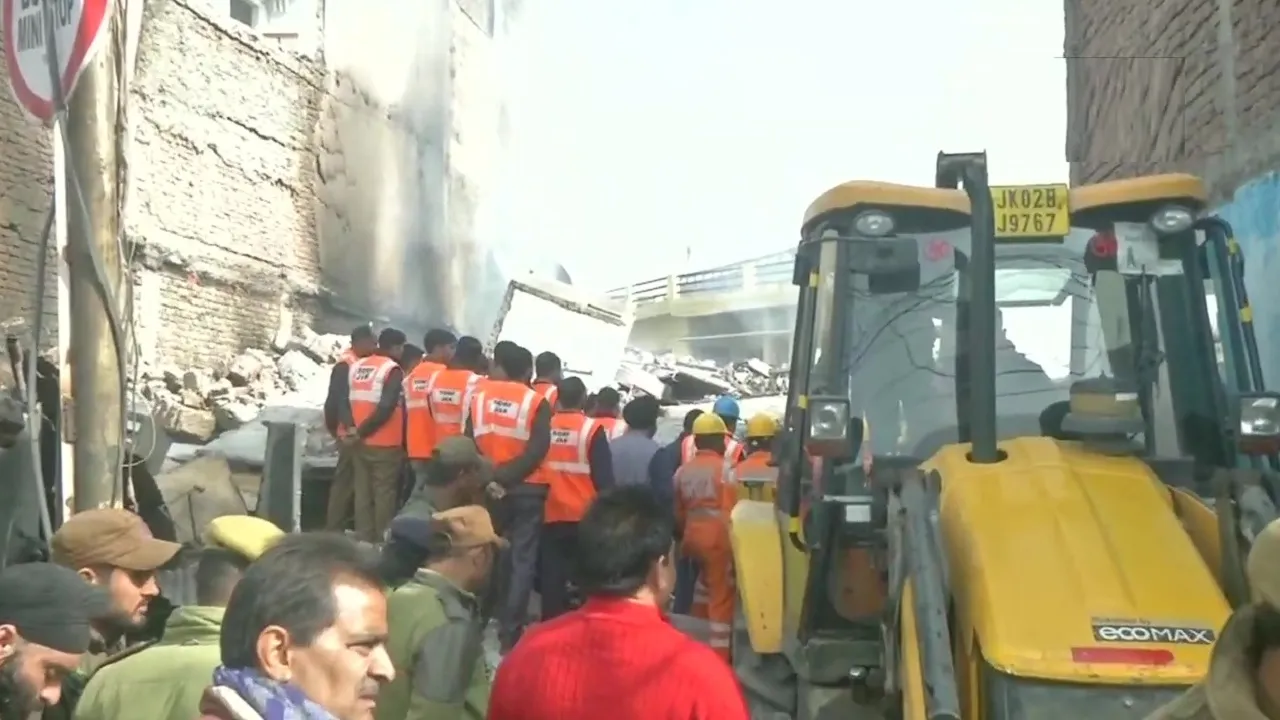 जम्मू-कश्मीर में आग लगने के बाद बिल्डिंग गिरी, 4 लोगों को सुरक्षित निकाला, 2 दमकलकर्मी घायल