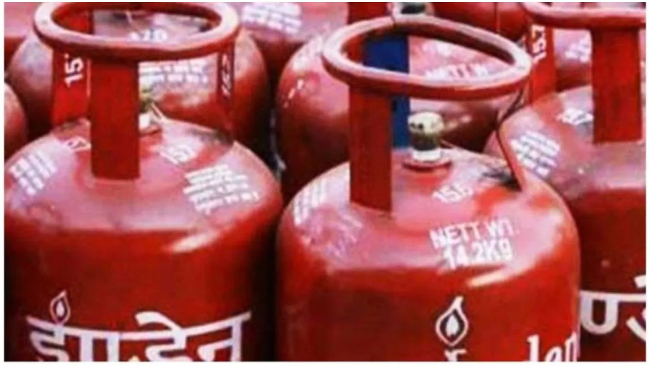 LPG Gas Price Today: दिल्ली में चुनाव बीतते ही महंगाई का तड़का, गैर सब्सिडी वाला घरेलू गैस सिलेंडर 149 रुपये हुआ महंगा