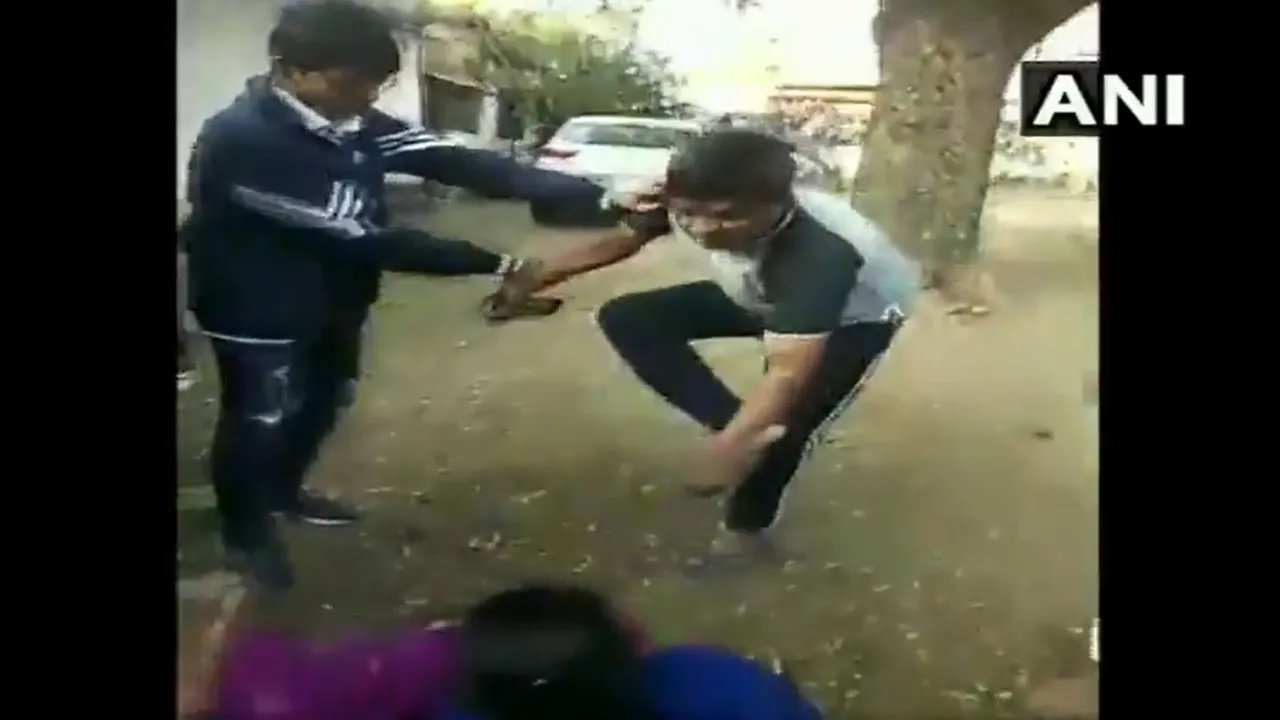 पुलिस स्टेशन इंचार्ज ने सबके सामने अपनी पत्नी को पीटा, Video वायरल