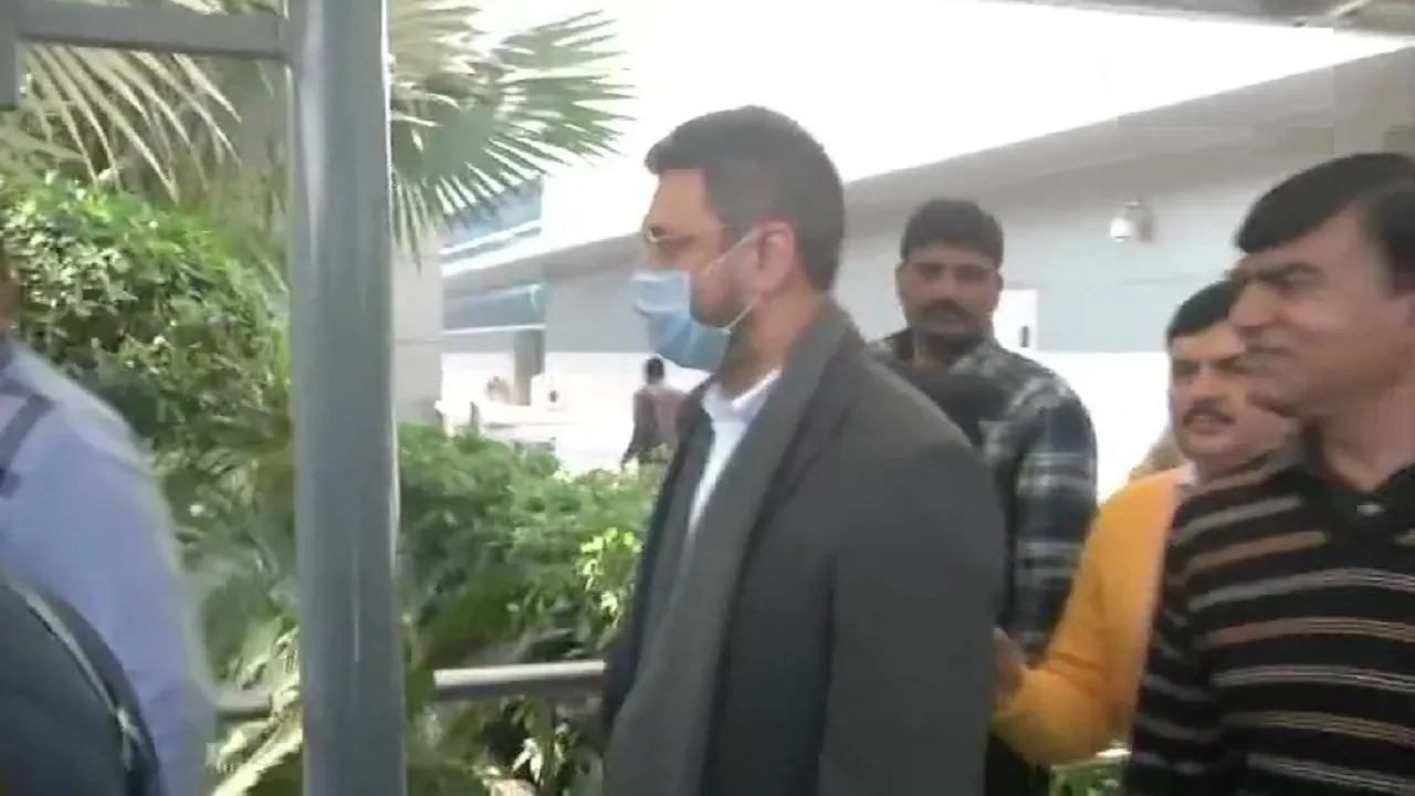 क्रिकेट सट्टेबाज संजीव चावला को भारत लेकर आई दिल्ली पुलिस, कई मामलों में है दोषी