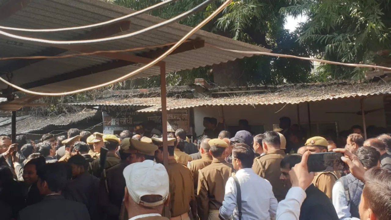 लखनऊ के वजीरगंज कचहरी में फटा बम, वकील पर हुआ हमला, कई घायल