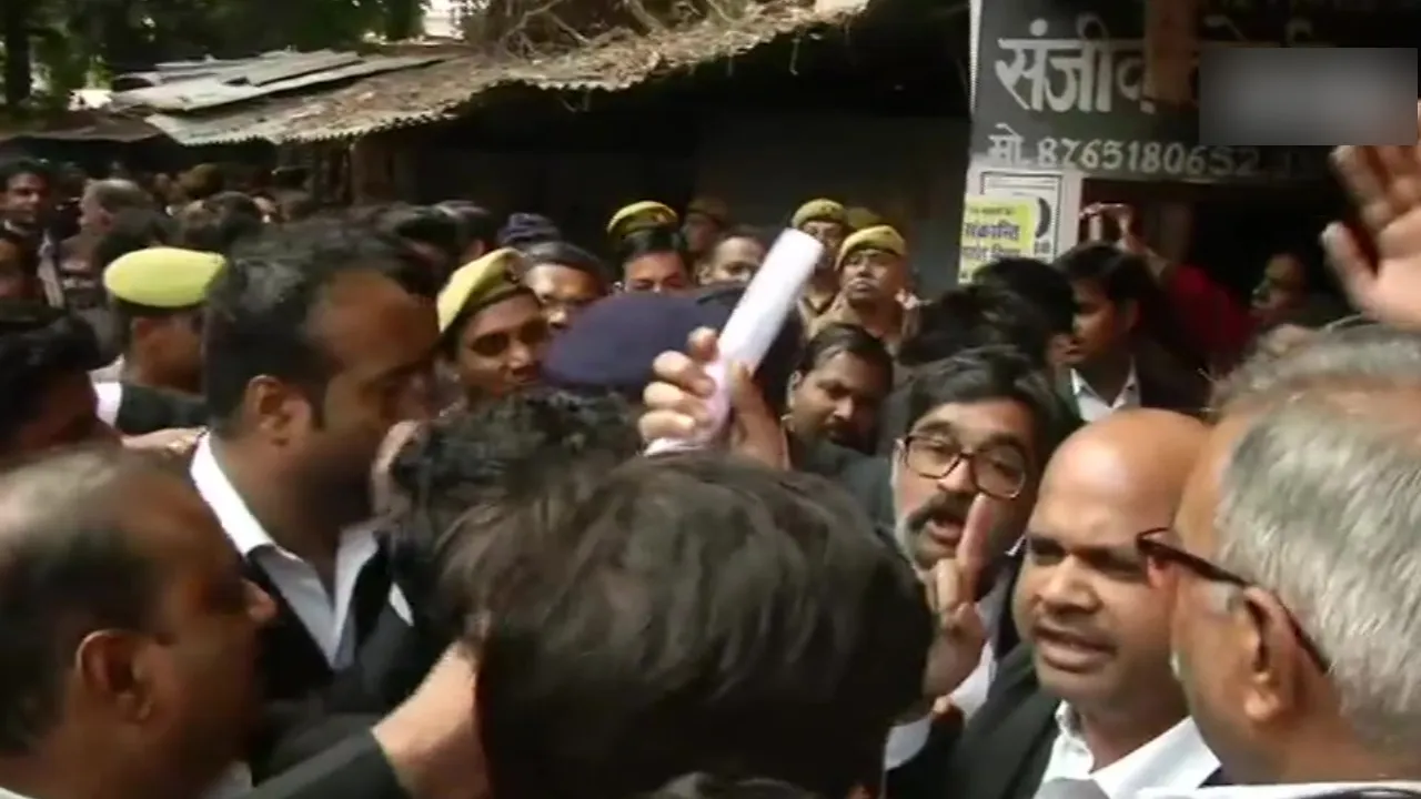 लखनऊ कचहरी में वकील पर हमले के मामले में बार एसोसिएशन महामंत्री समेत 17 पर मुकदमा दर्ज