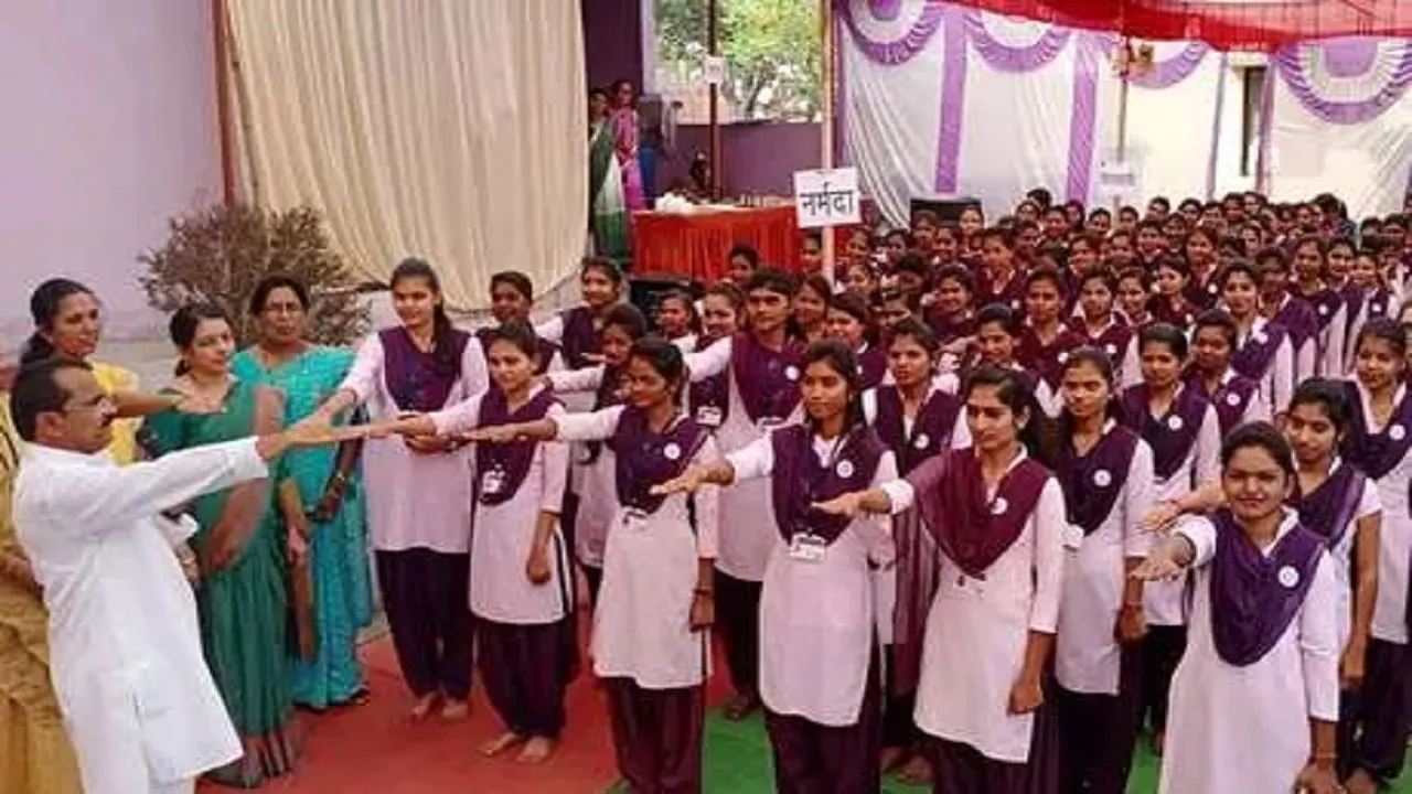 वैलेंटाइन डे पर टीचर ने छात्राओं को दिलाई ऐसी कसम, जान कर हैरान रह जाएंगे आप, देखें Video