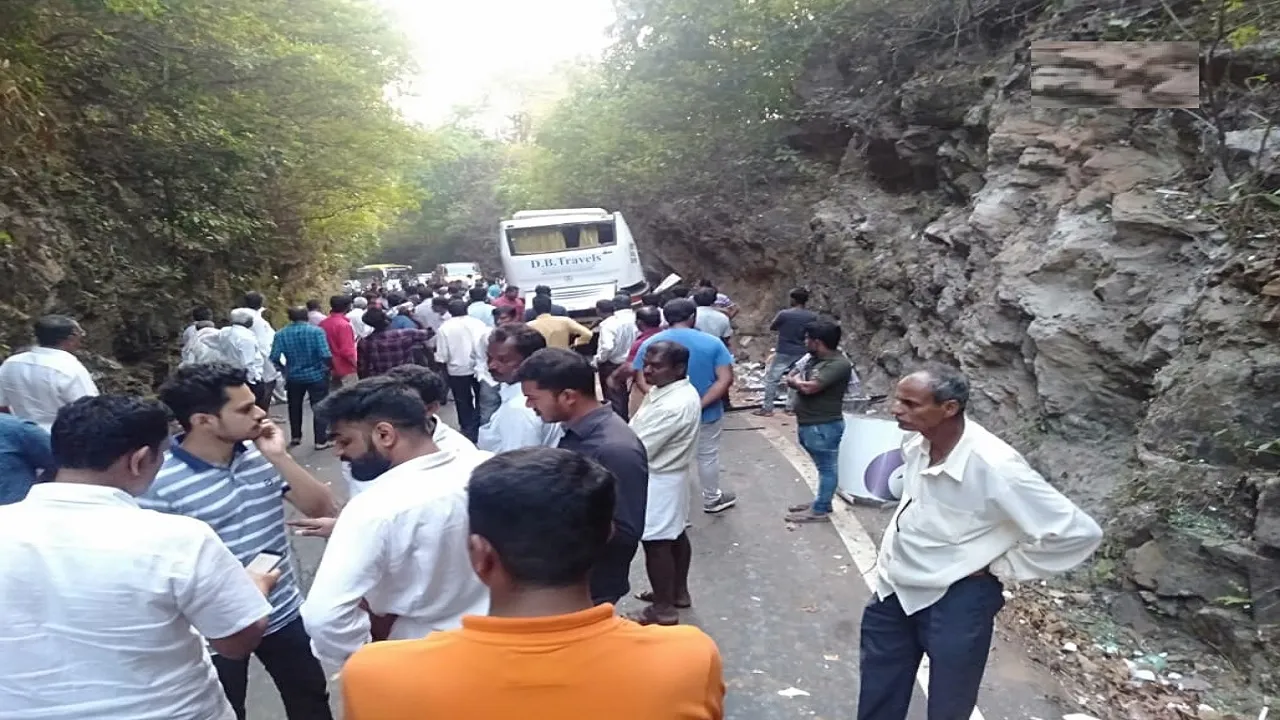 कर्नाटक: उडुपी जिले के करकला में बस पलटने से 9 लोगों की मौत