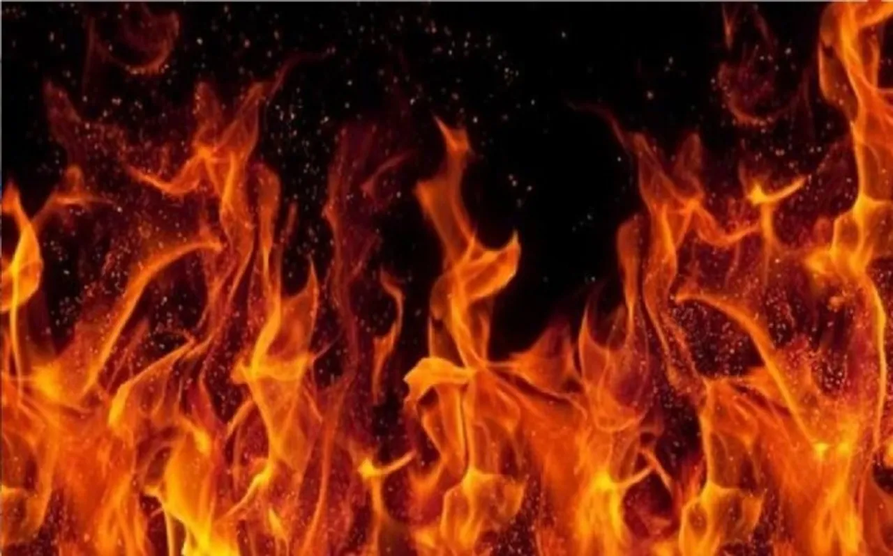 उन्नाव: लखनऊ एक्सप्रेस-वे पर ट्रक की टक्कर से वैन में लगी आग, 7 लोग जिंदा जले