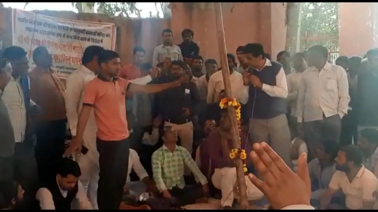खंडेला मंदिर में पूजा अर्चना को साधु संतों का आमरण अनशन शुरू