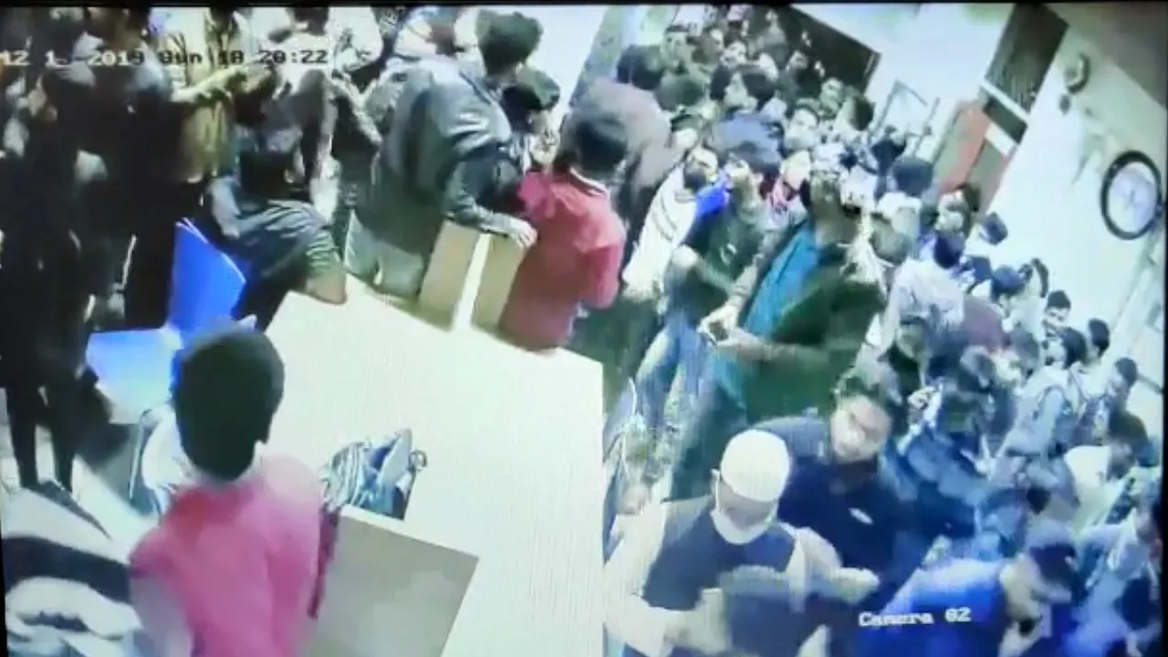 जामिया लाइब्रेरी में मचे 'कोहराम' का सच आया सामने, Video देख हैरान रह जाएंगे आप