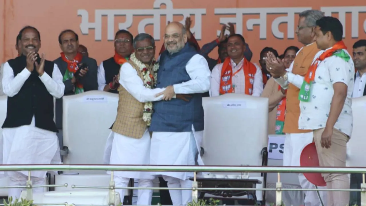 झाविमो का बीजेपी में हुआ विलय, बाबूलाल मरांडी ने अमित शाह की मौजूदगी में थामा हाथ