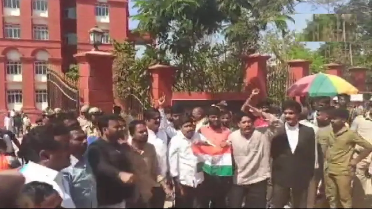 पाकिस्तान के समर्थन में नारे लगाने के आरोप में पुलिस ने 3 छात्रों को किया गिरफ्तार