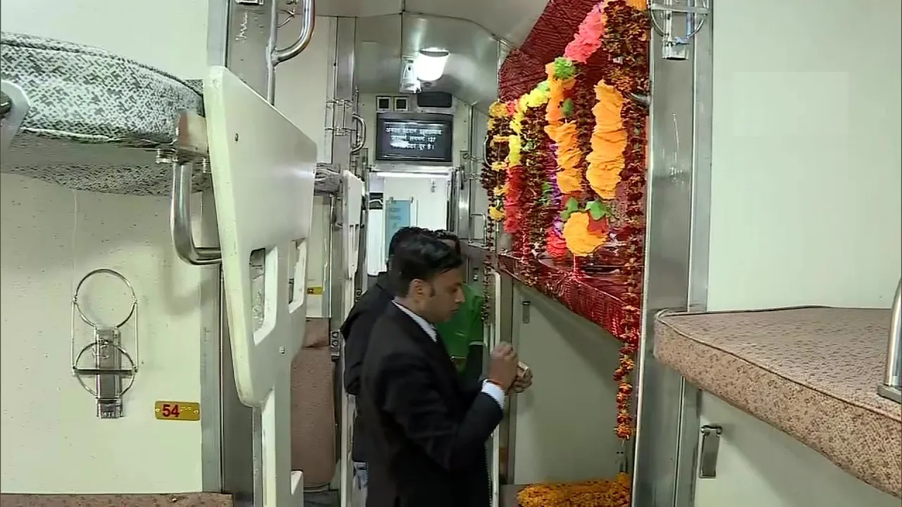 काशी महाकाल एक्सप्रेस में मंदिर, ओवैसी ने PM मोदी को दिलाई संविधान की याद