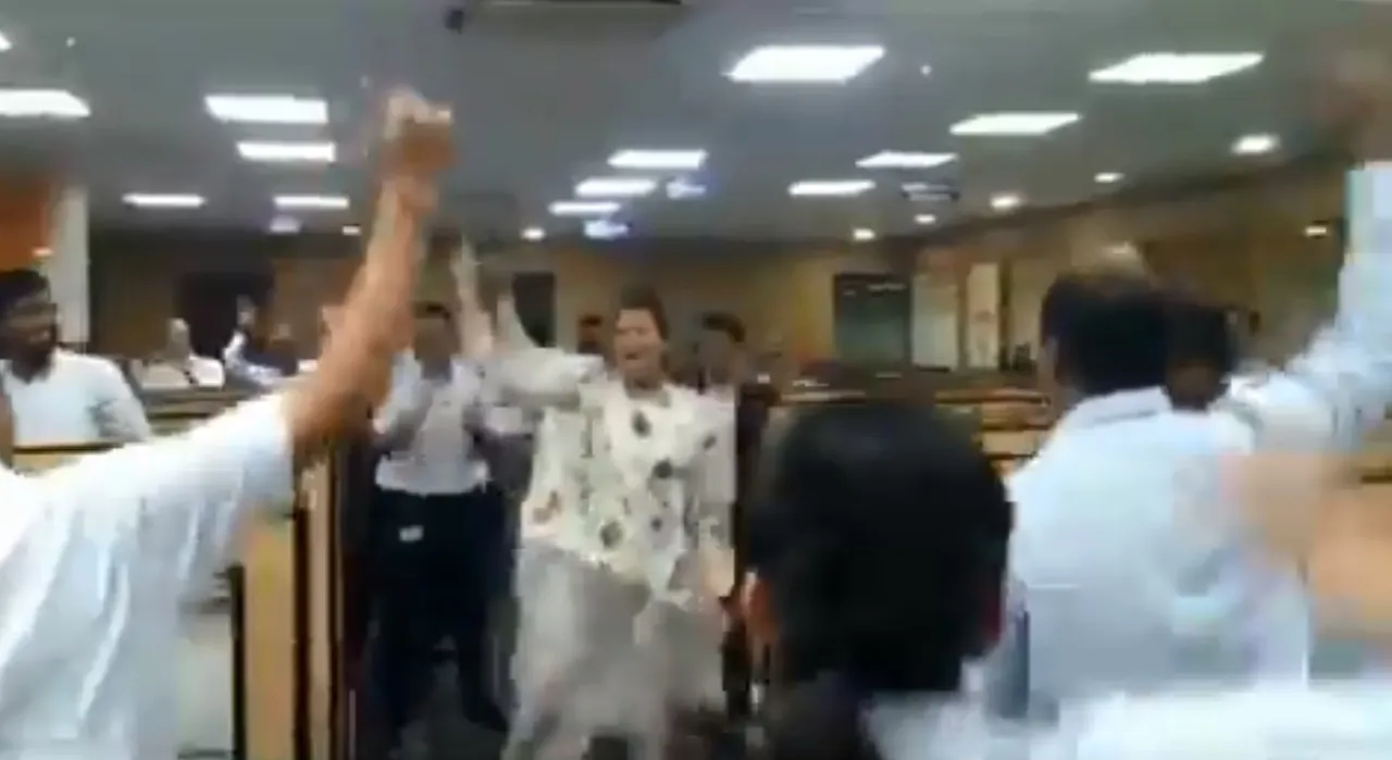 Welspun India की CEO दीपाली गोयनका ने कर्मचारियों के साथ किया डांस, वायरल हुआ वीडियो