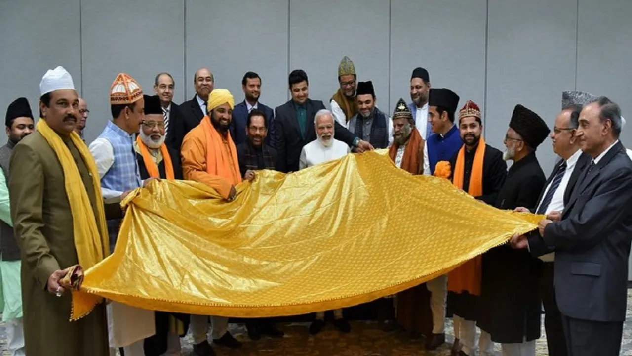 PM मोदी ने अजमेर शरीफ दरगाह में चादरपोशी के लिए शिष्टमंडल को चादर सौंपी, देखें तस्वीरें