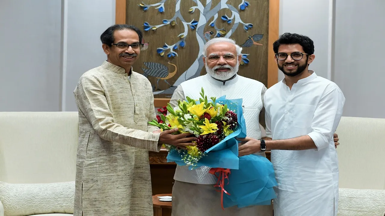 उद्धव ठाकरे ने बेटे आदित्य के साथ पीएम मोदी से की मुलाकात, NRC को लेकर कही ये बात