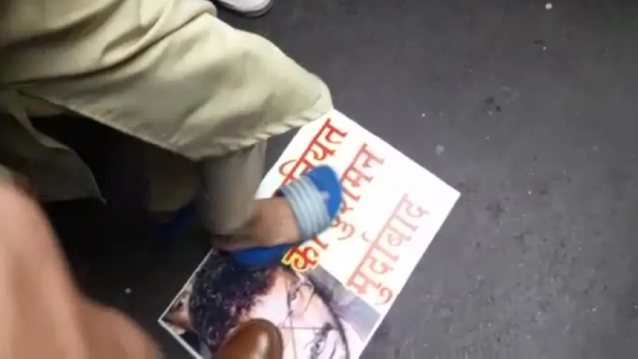 AIMIM नेता वारिस पठान की तस्वीर पर महिलाओं ने बरसाए जूते, जानिए पूरा मामला