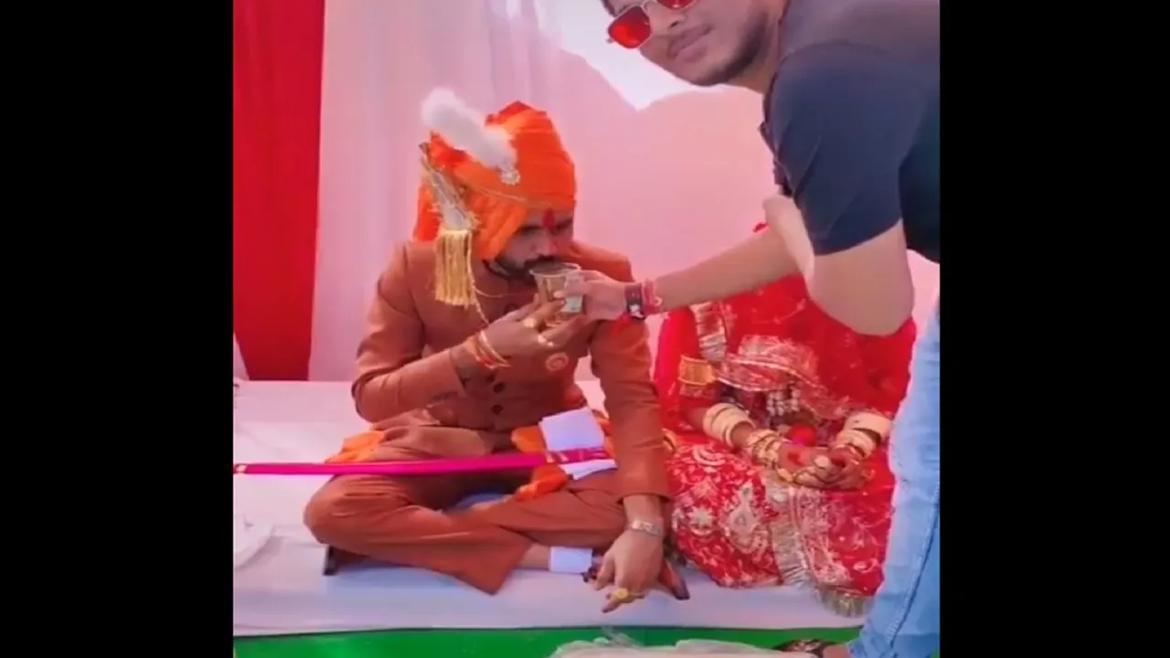 दुल्हन के बगल में दूल्हे को खुलेआम पिलाई जा रही है शराब, सोशल मीडिया पर वायरल हुआ वीडियो