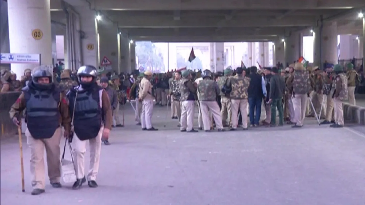 CAA Protest: महिलाएं जाफराबाद मेट्रो स्टेशन पर फिर डटीं, Metro Station को किया गया बंद