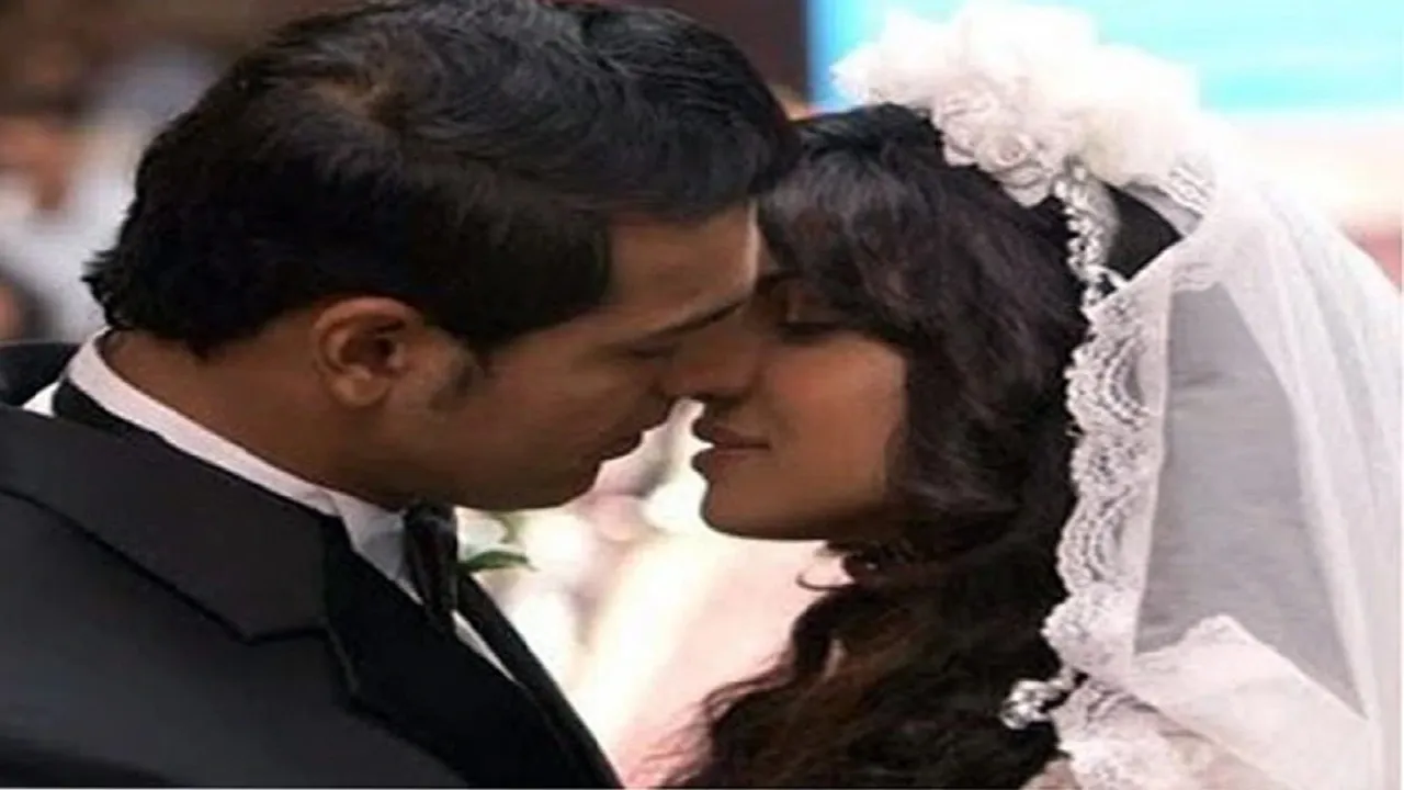 कोरोना वायरस से बचने के लिए शादी के बाद जोड़ों ने ऐसे किया KISS, तस्वीरें देख हो जाएंगे हैरान