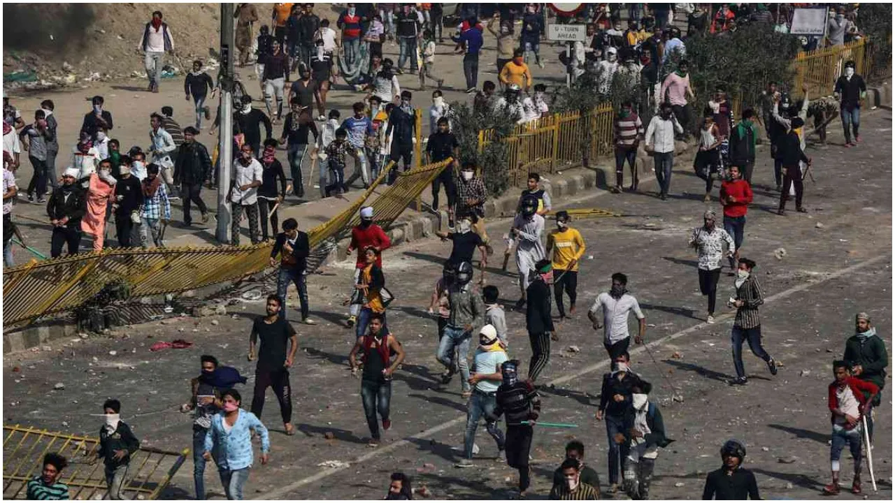 हिंसा की आग में झुलसी राजधानी दिल्‍ली, अब तक 6 लोगों की मौत, स्‍कूल और 5 मेट्रो स्‍टेशन बंद