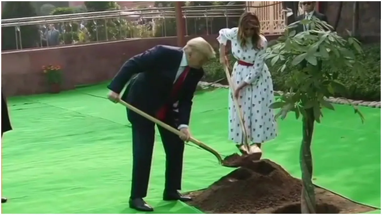 राष्ट्रपति भवन में डोनाल्‍ड ट्रंप का पारंपरिक स्वागत, राजघाट पर बापू को पुष्पांजलि अर्पित की