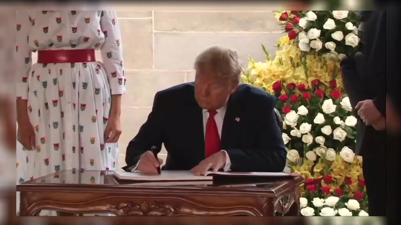 महात्मा गांधी को श्रद्धांजलि देने के बाद जानें डोनाल्ड ट्रंप (Donald Trump) ने विजिटर बुक में क्या लिखा