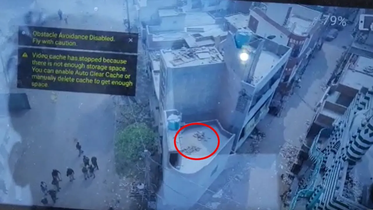 दिल्ली दंगा : पुलिस ने उड़ाया ड्रोन तो छतों पर नजर आई ये चीज, देखें VIDEO