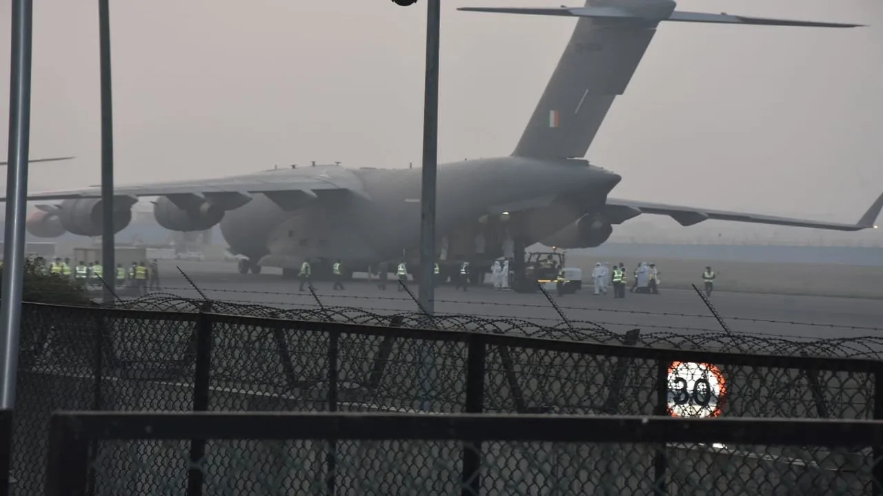 Coronavirus: वुहान से 76 भारतीयों को लेकर लौटा C-17 Globemaster