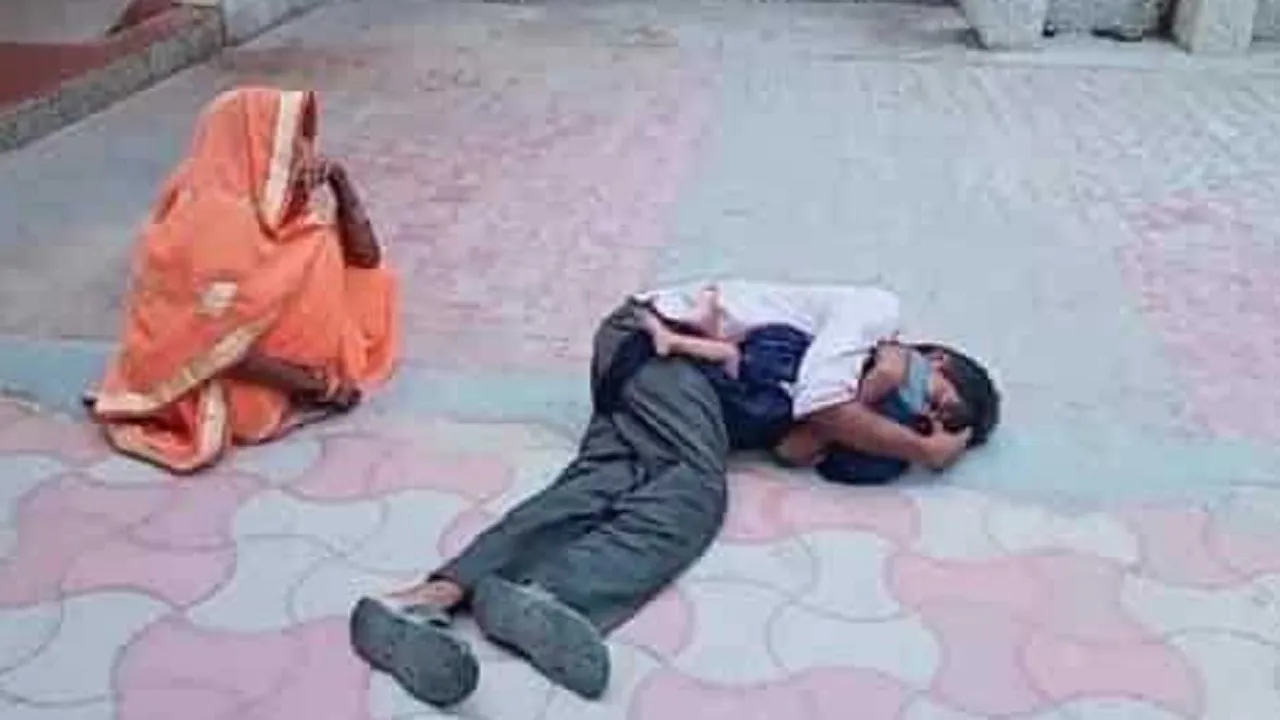 सिरे से लाल के शव को लगाकर रोता पिता