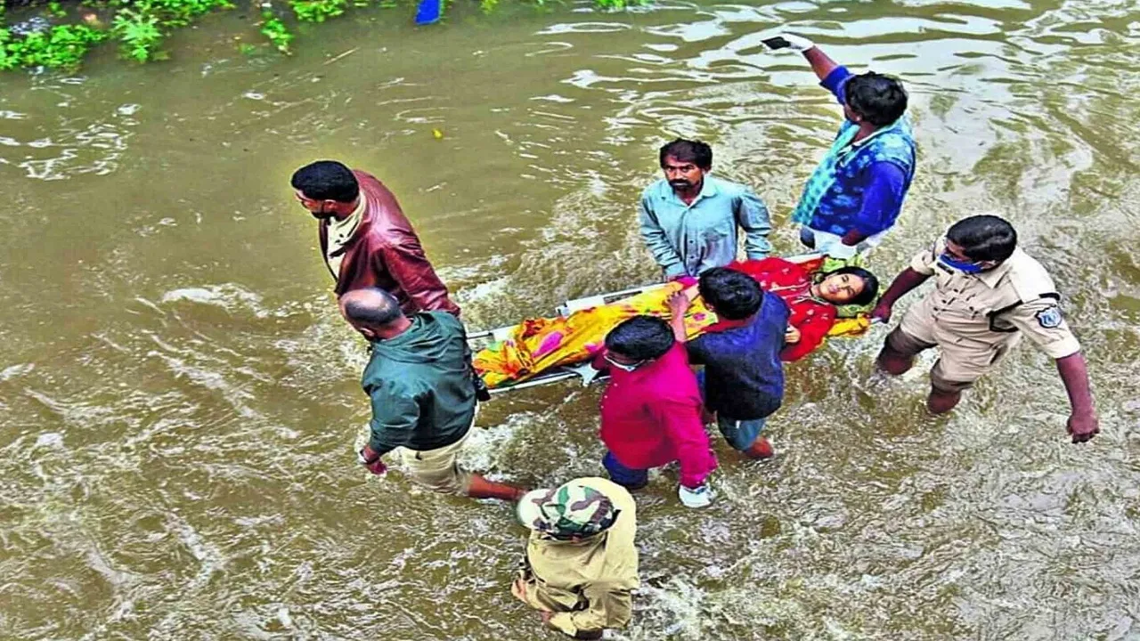 तेलंगाना में भारी बारिश और बाढ़ से 50 लोगों की मौत