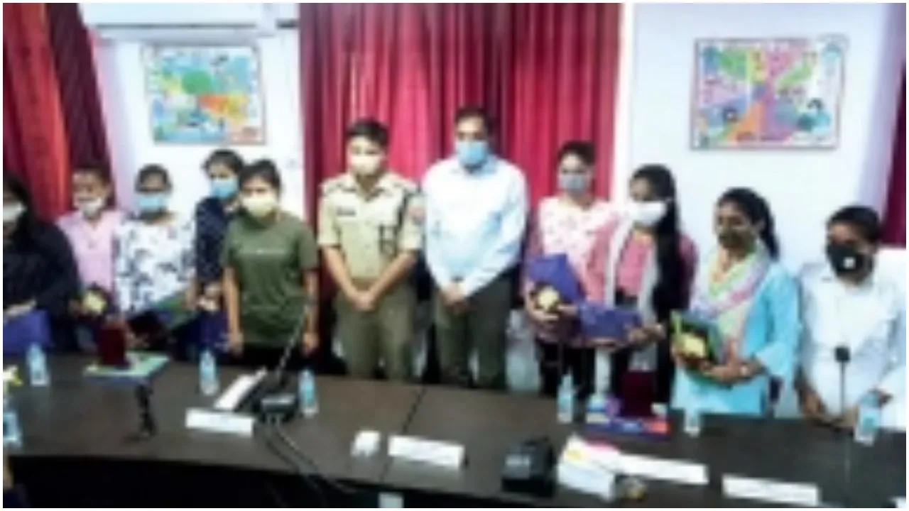 9 Girls Became Officers for 1 Day in UP
