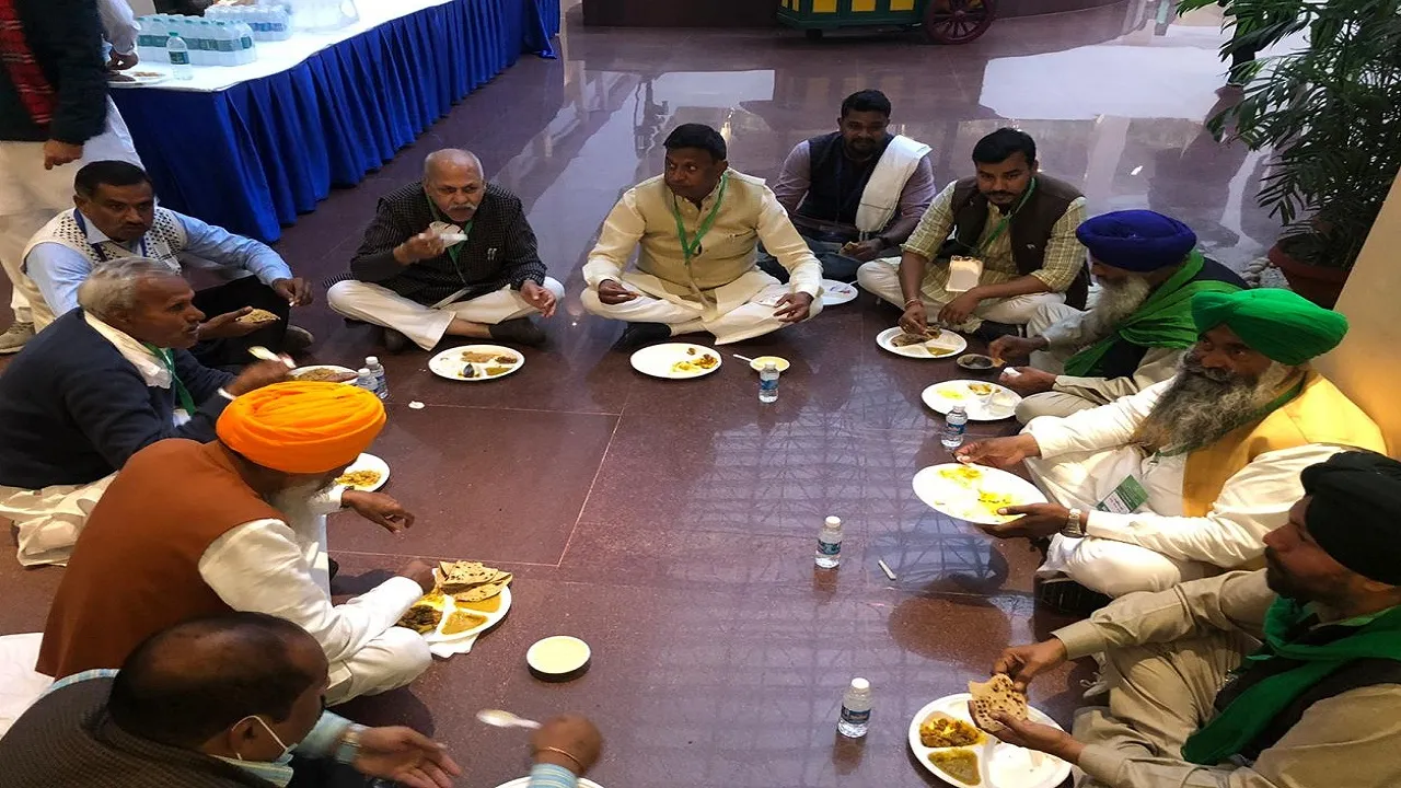 खाना खाते किसान