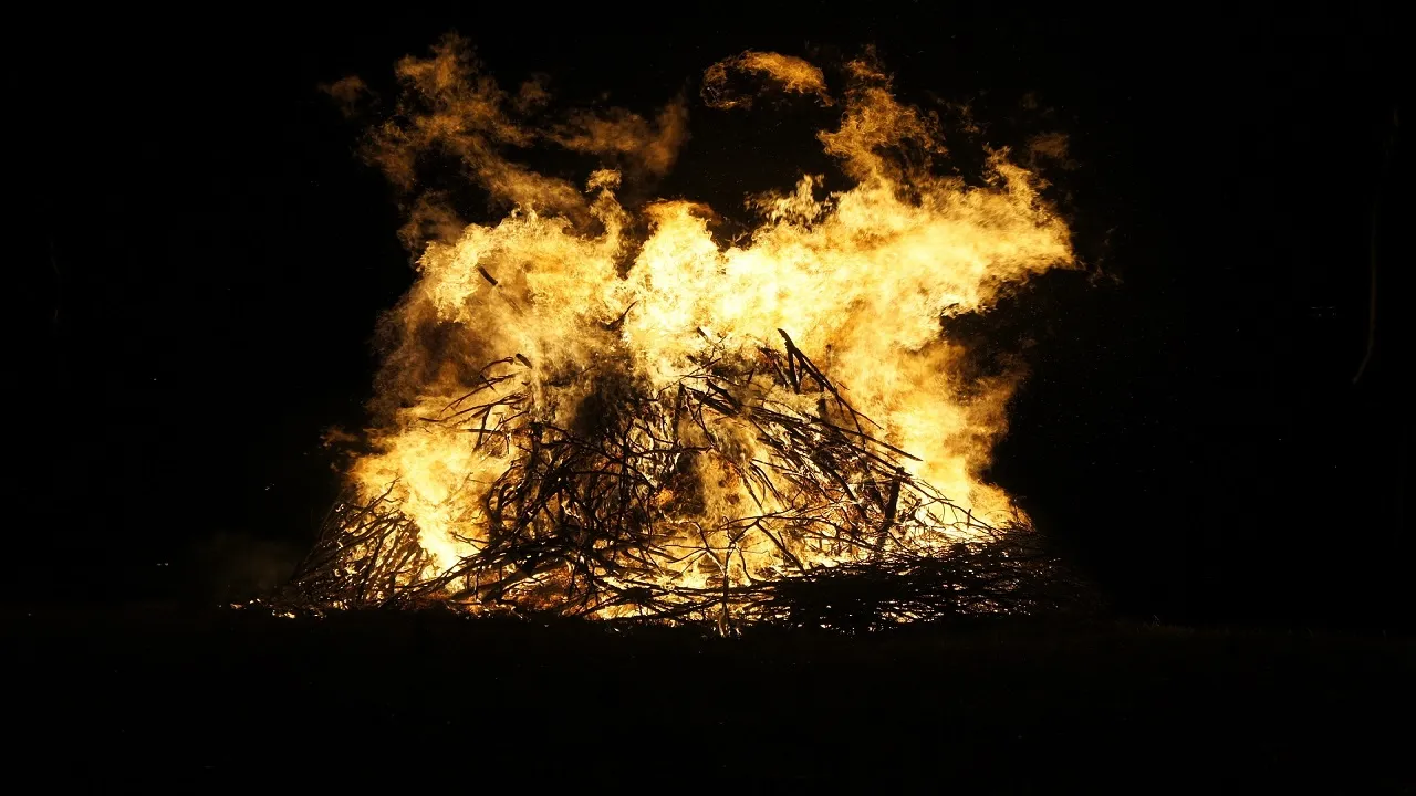 Dead body of a man removed from funeral pyre in Moradabad