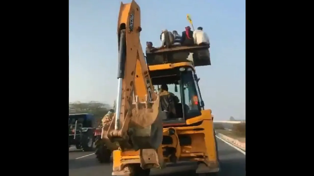 JCB में सवार होकर दिल्ली आ रहे किसान