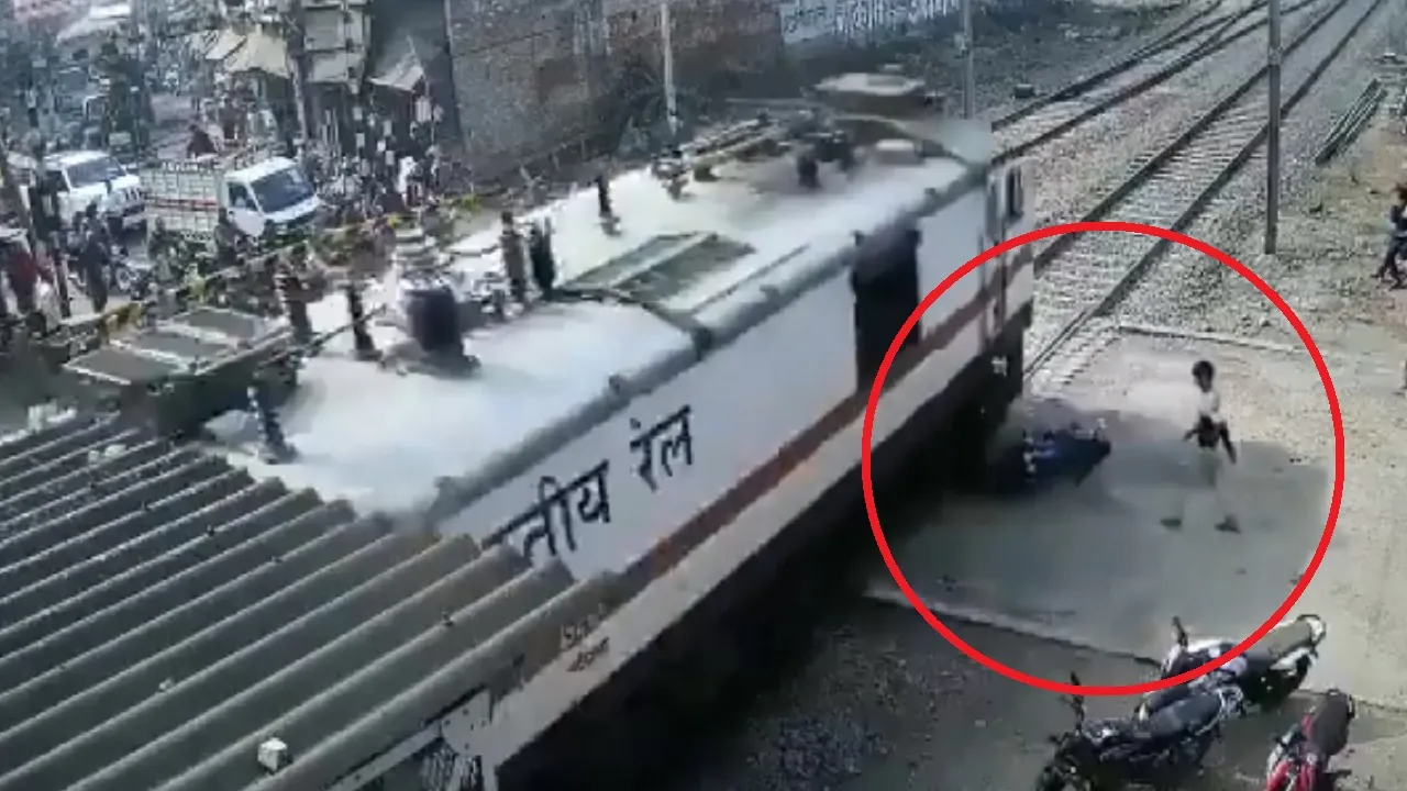 तेज रफ्तार ट्रेन की चपेट में आकर बाइक के उड़े परखच्चे, देखें Video