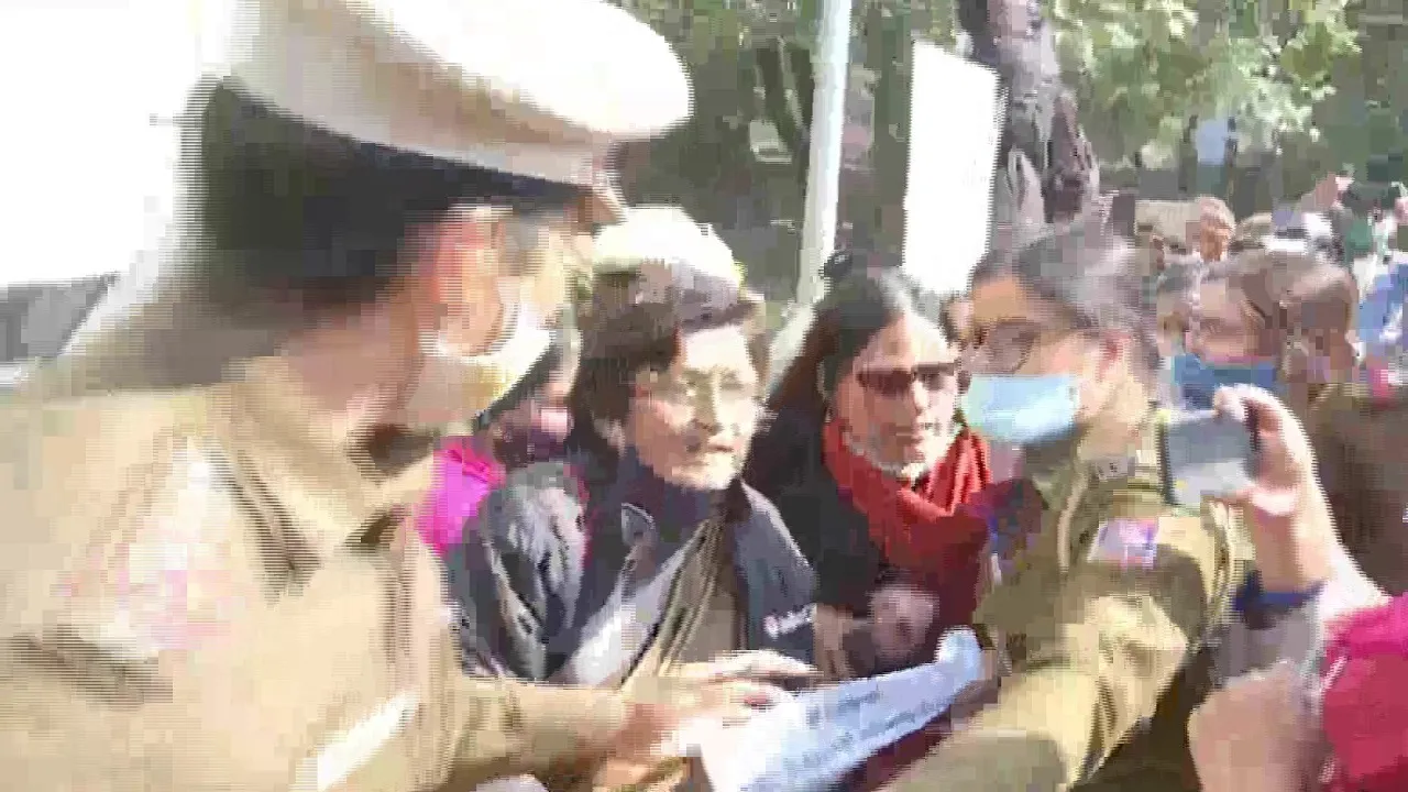 दिल्ली के ITO में बवाल, हिरासत में लिए गए 55 प्रदर्शनकारी