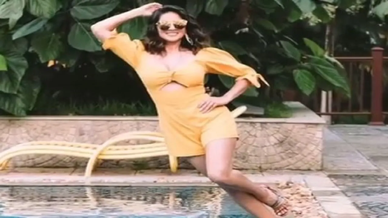 sunny leone pose