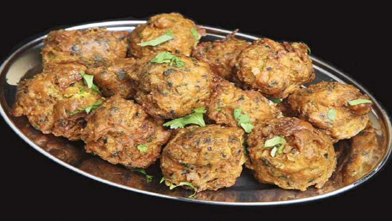 इस तरह मिनटों में बनाएं चावल के गरमा-गरम पकौड़े, आ जाएगी मौज