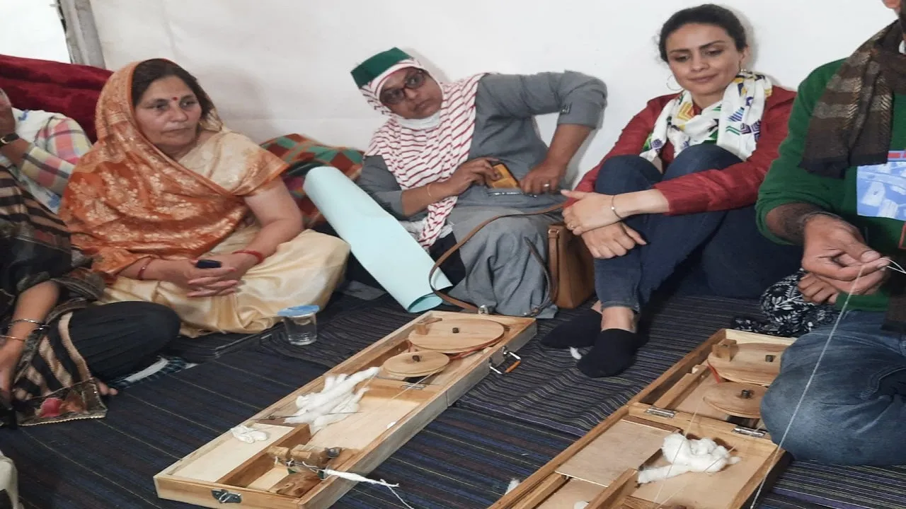 Actress Gul Panag at Ghazipur border