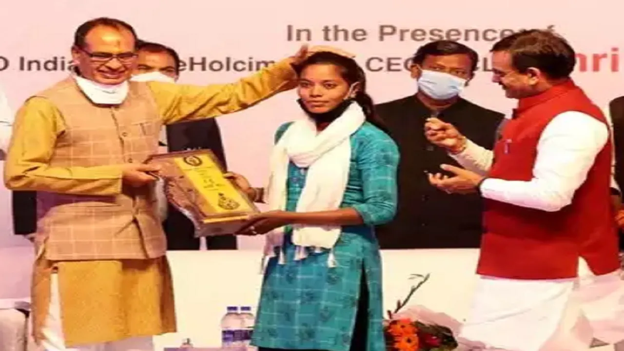 Archana became a day long collector in Katni