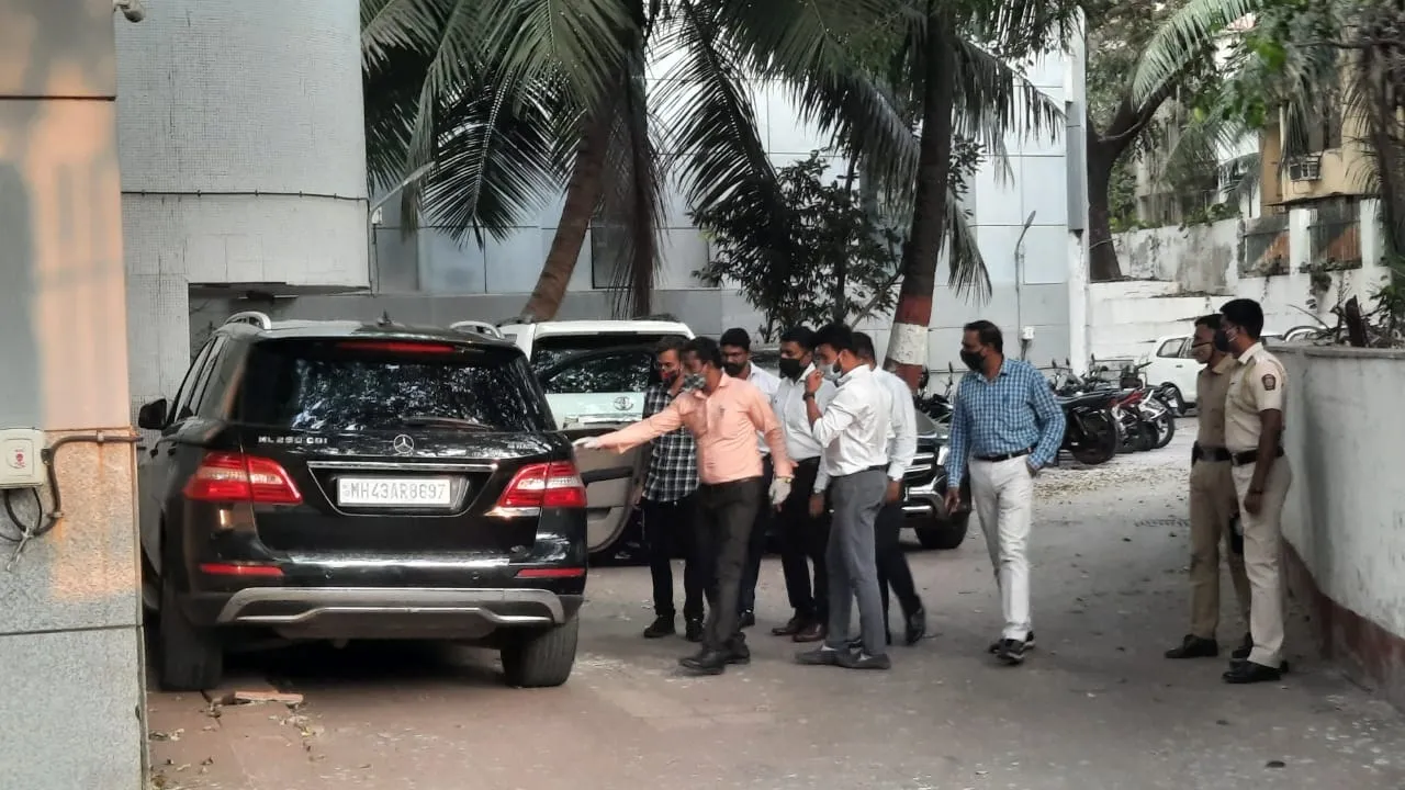 NIA ने जब्त की सचिन वाजे से जुड़ी मर्सिडीज और टोयोटा प्राडो