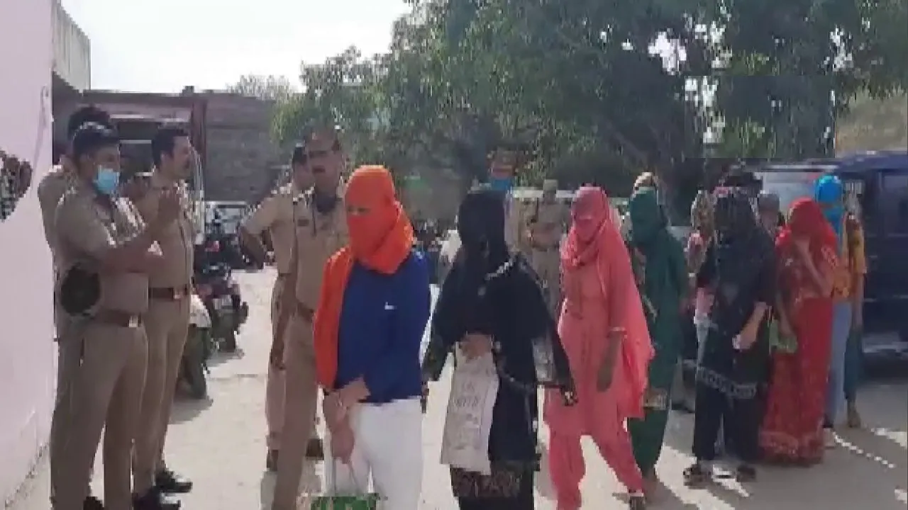 UP: सेक्स रैकेट में पकड़ी गई 12 लड़कियों में 3 ग्रेजुएशन की छात्राएं