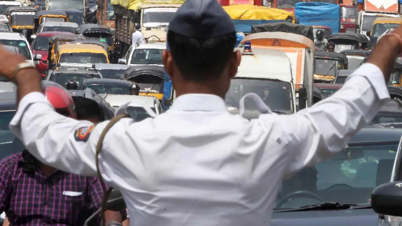दूसरों का काटते-काटते जब खुद ट्रैफिक कांस्टेबल का ही कट गया चालान