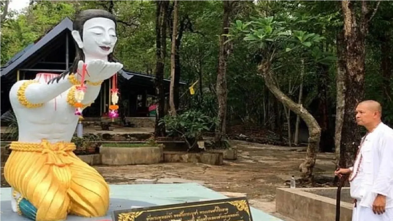 अजबः बौद्ध भिक्षु ने भगवान बुद्ध के चरणों में सिर काट कर चढ़ाया