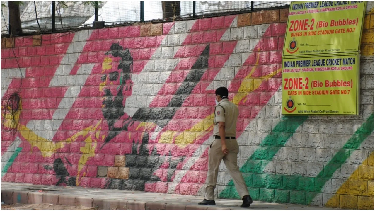 IPL 2021 : आईपीएल में सट्टेबाजी के मकसद से दो बुकी घुसे भीतर, पुलिस ने