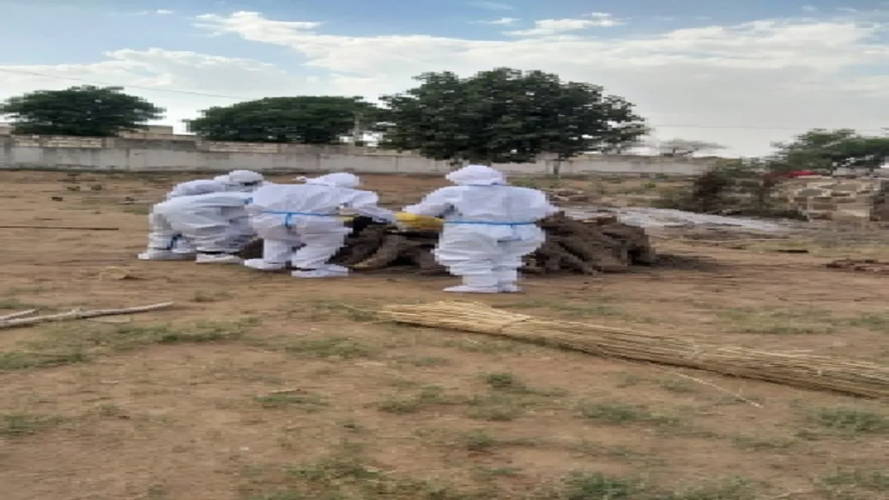 Lady tehsildar performs last rites of COVID infected